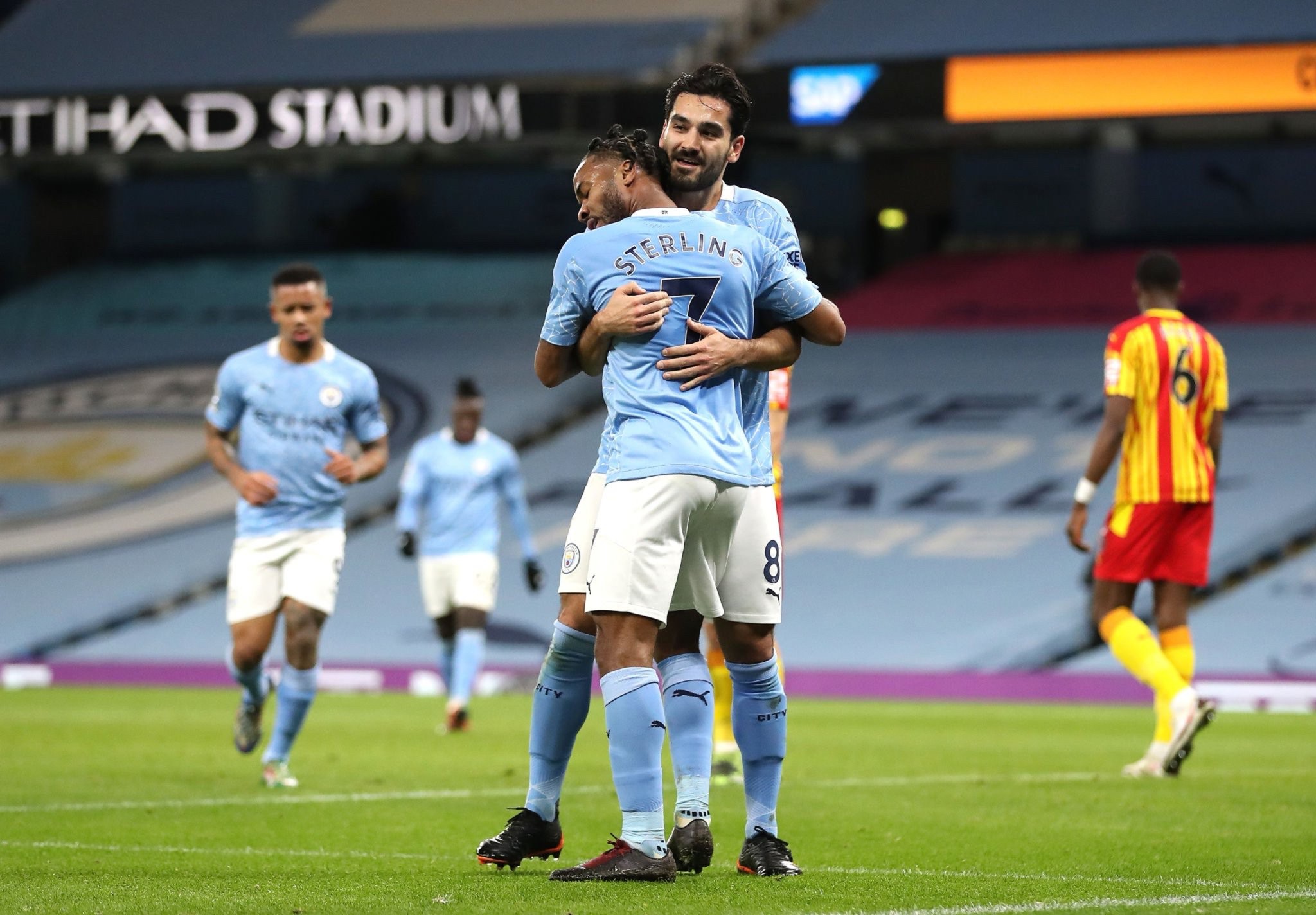 费兰坚定留 费兰坚定留